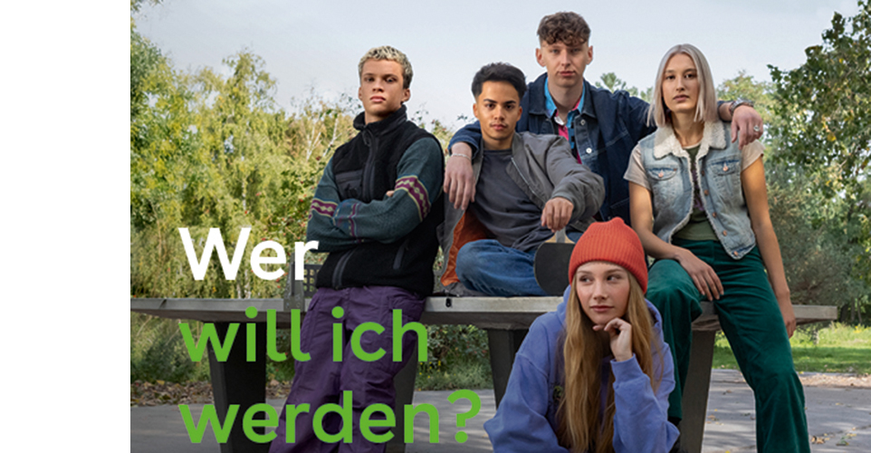 Fünf junge Personen sitzen auf und lehnen an einer Tischtennisplatte im Grünen, Bildaufschrift: Wer will ich werden?