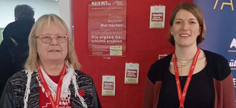 Zwei Mitarbeitende von ArbeiterKind.de am Messestand