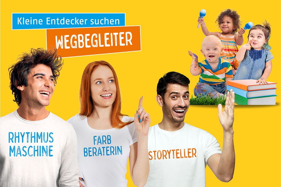 Dreil lächelnde Personen in weißen T-Shirts mit der Aufschrift Rhythmusmaschine, Farbberaterin, Storyteller, im Hintergund drei Kleinkinder, Bildaufschrift: Kleine Entdecker suchen Wegbegleiter Dreil lächelnde Personen in weißen T-Shirts mit der Aufschrift Rhythmusmaschine, Farbberaterin, Storyteller, im Hintergund drei Kleinkinder, Bildaufschrift: Kleine Entdecker suchen Wegbegleiter