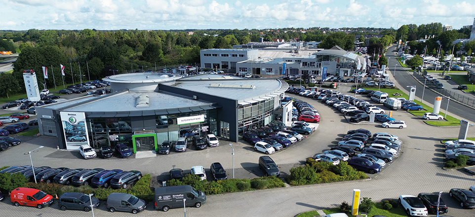 Das Audi Zentrum Flensburg mit geparkten Fahrzeugen rundherum