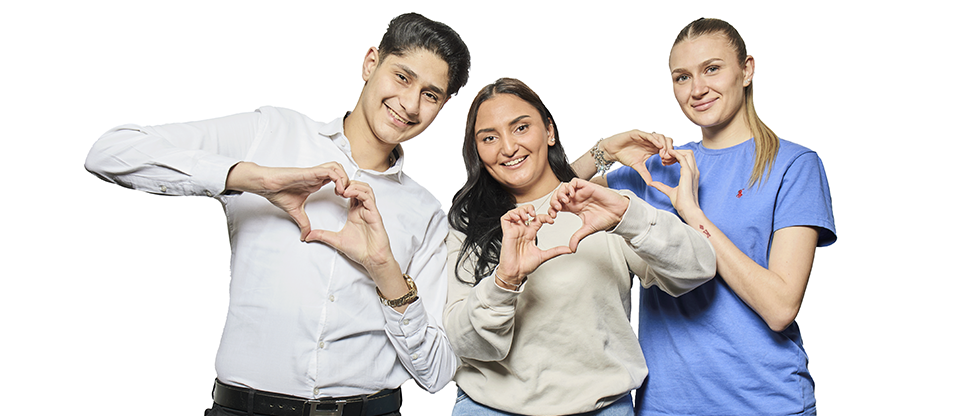 Gruppenbild drei junger Menschen, die mit Händen Herzen bilden Gruppenbild drei junger Menschen, die mit Händen Herzen bilden