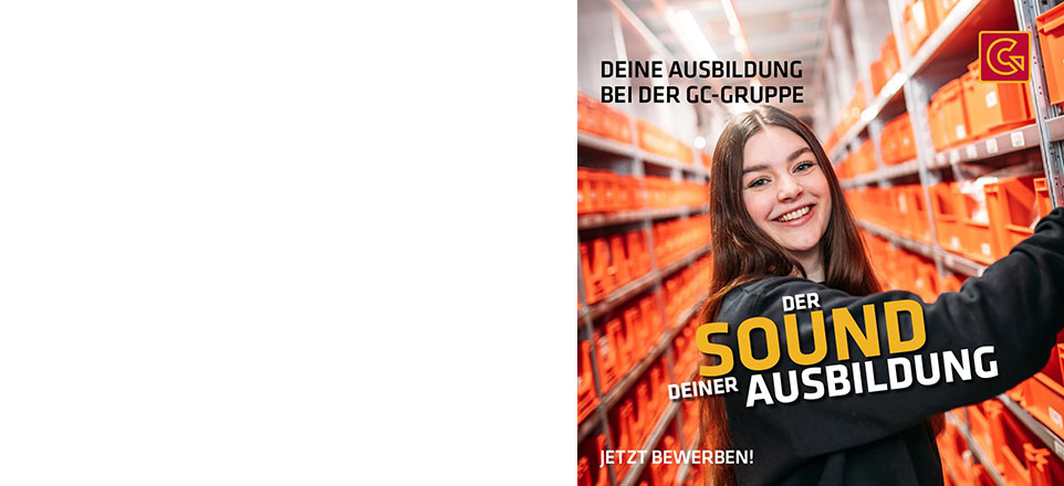 Junge lächelnde Person vor Lagerregalen mit roten Boxen, Bildaufschrift: Der Sound deiner Ausbildung. Jetzt bewerben!