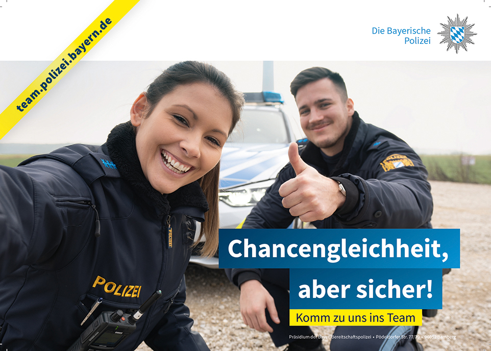 Polizistin und Polizist vor Polizeiwagen, Bildaufschrift: Chancengleichheit, aber sicher! Komm zu uns ins Team