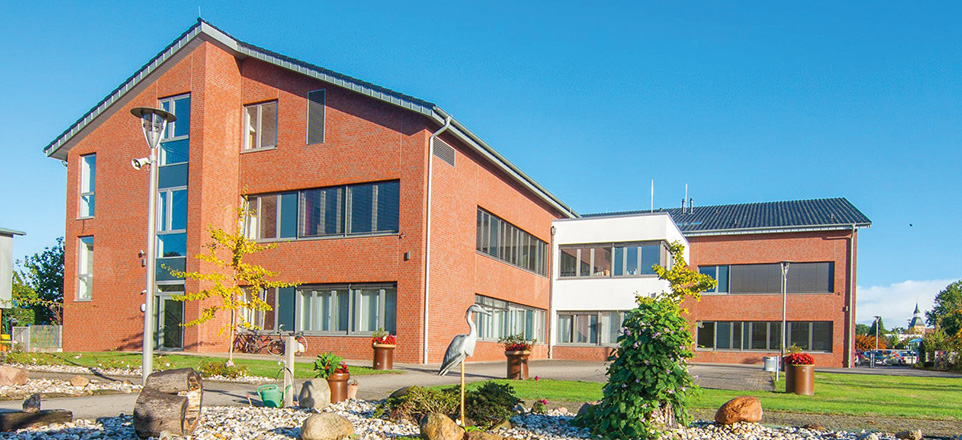 Das Gebäude der Berufsbildenden Schulen Thuine bei blauem Himmel 