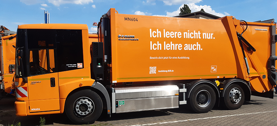 Wagen der Berliner Stadtreinigung (BSR) mit der Aufschrift: Ich leere nicht nur. Ich lehre auch.
