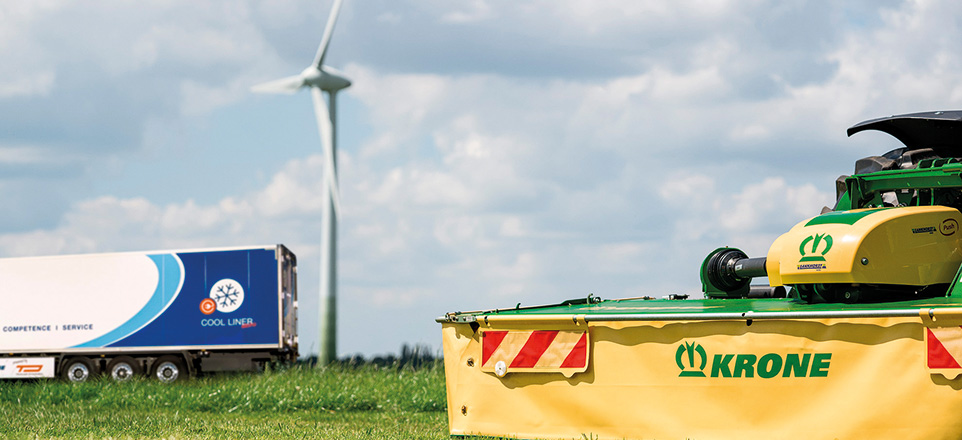 Windmühle, LKW, gelbe Plane mit KRONE drauf geschrieben Windmühle, LKW, gelbe Plane mit KRONE drauf geschrieben