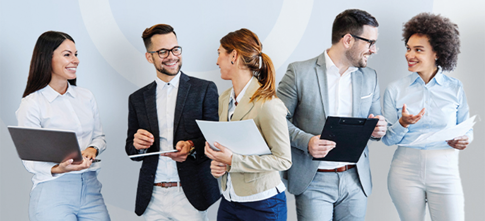 5 freundliche Personen, die sich unterhalten 5 freundliche Personen, die sich unterhalten