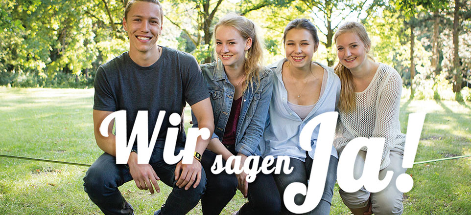 Vier Personen auf einer Slackline mit dem Slogan " Wir sagen Ja!"