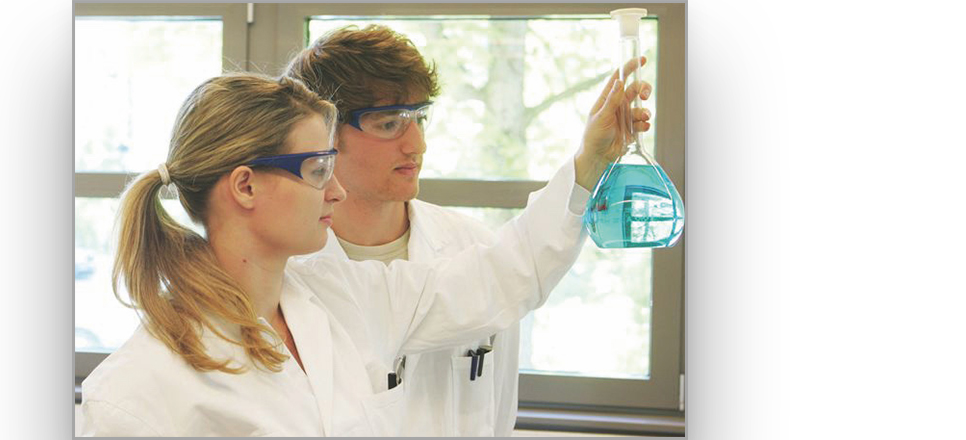 Auszubildende am Berufsbildungszentrum Chemie (bbz Chemie) Auszubildende am Berufsbildungszentrum Chemie (bbz Chemie)