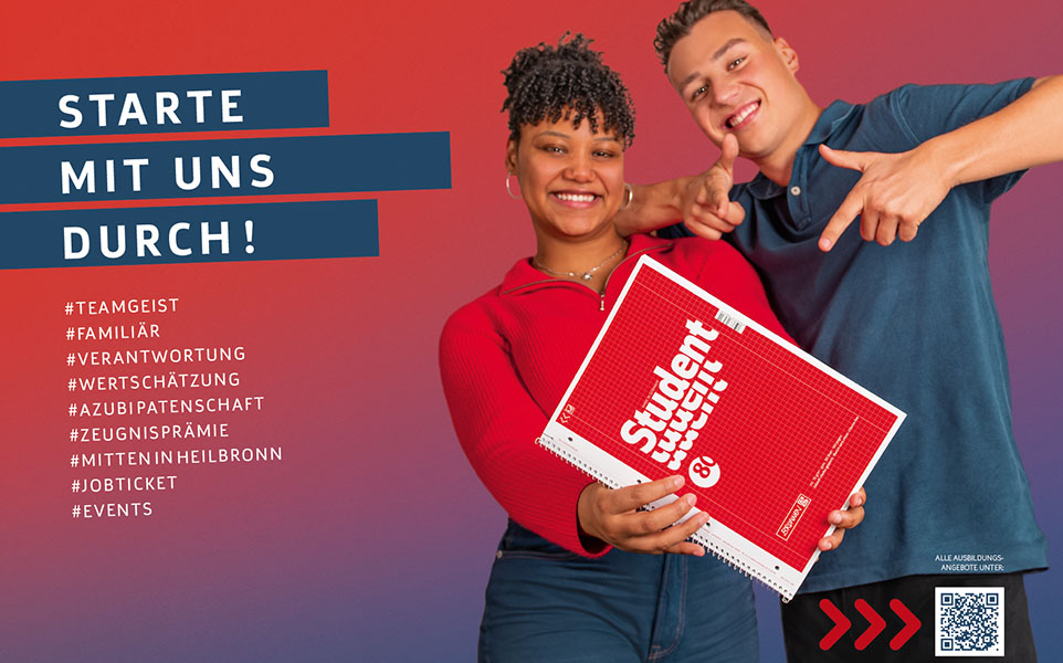 Zwei Personen halten Collageblock neben dem Slogan: "Starte mit uns durch!" Zwei Personen halten Collageblock neben dem Slogan: "Starte mit uns durch!"