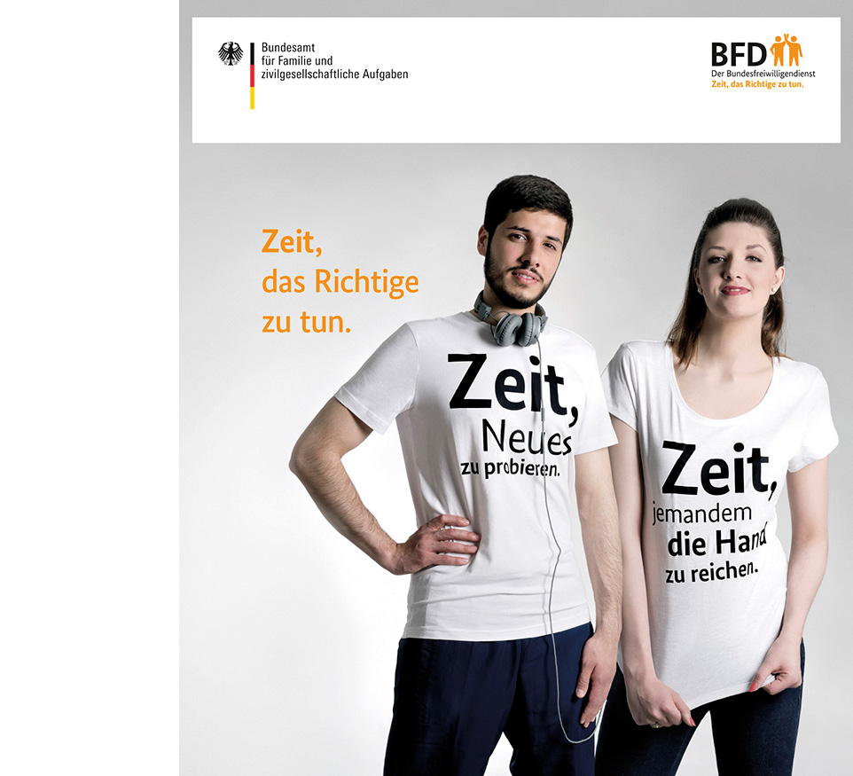 Kampagnenbild "Zeit, das Richtig zu tun." Zwei junge Menschen mit Shirtaufdruck "Zeit, das Richtige zu tun" lächeln in die Kamera