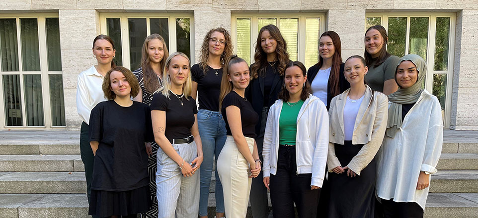 Gruppenfoto der Auszubildenden vor dem Bundesministerium der Finanzen