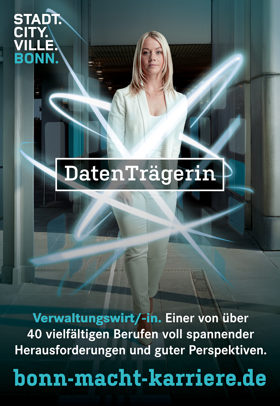 Kampagnenbild Stadt. City. Ville. Bonn. DatenTrägerin Frau trägt Engelsflügel