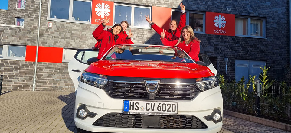 Azubis im Auto der Caritas. Azubis im Auto der Caritas.