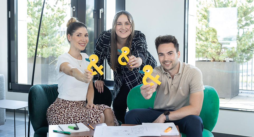 3 Personen am Tisch