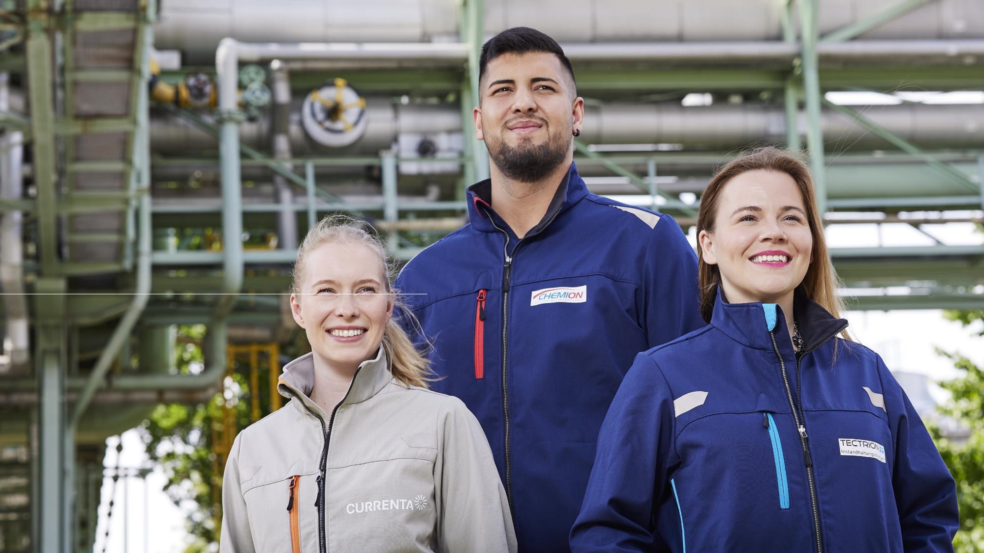 Drei junge Menschen in Arbeitskleidung