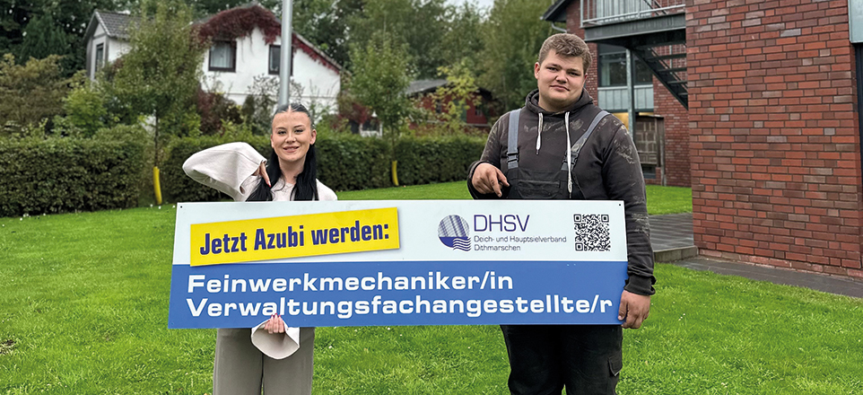 Zwei Auszubildende halten ein Schild, auf dem steht Jetzt Azubi werden