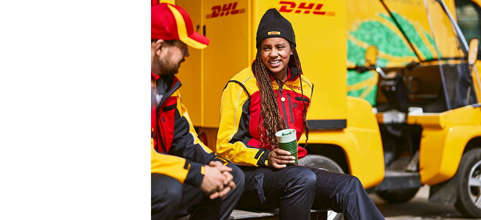 DHL-Mitarbeitende beim Kaffeetrinken vor DHL-Autos DHL-Mitarbeitende beim Kaffeetrinken vor DHL-Autos