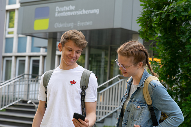 Azubis vor der Deutschen Rentenversicherung in Oldenburg