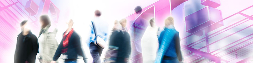 Gruppen von Menschen vor Deutsche Telekom Logo