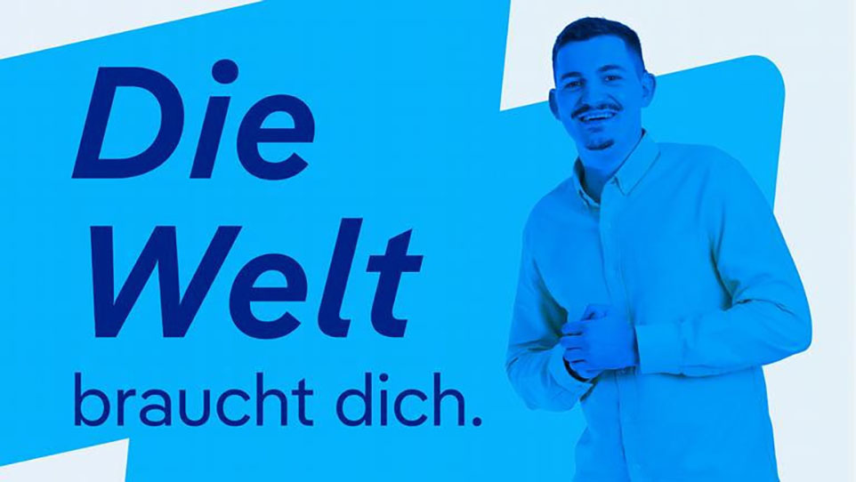 Junge lächelnde Person vor blauem Hintergrund, Bildaufschrift:Die Welt braucht dich.