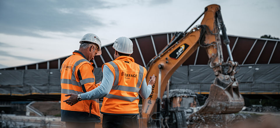 Mitarbeitende von Eiffage Infra-Südwest auf der Baustelle in Schutzkleidung