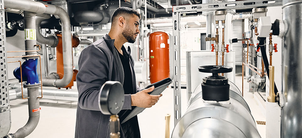 Auszubildender zum Elektroniker für Energie- und Gebäudetechnik bei der Arbeit