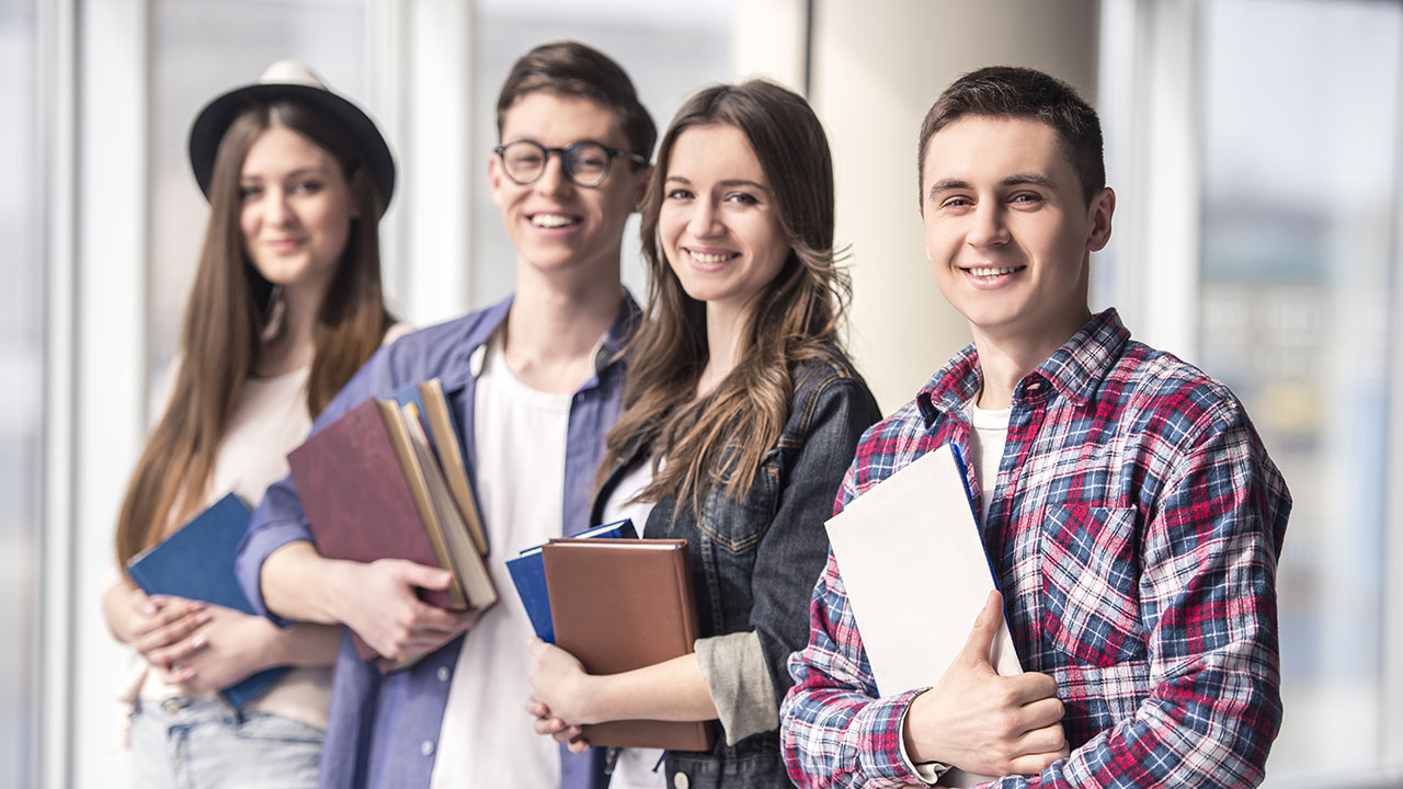 Gruppe junger Menschen mit Büchern im Arm Gruppe junger Menschen mit Büchern im Arm