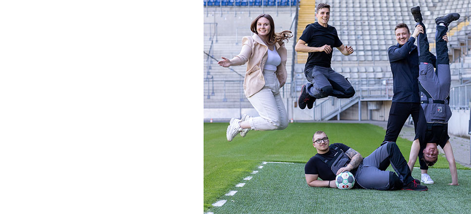 Junge Menschen im Stadion