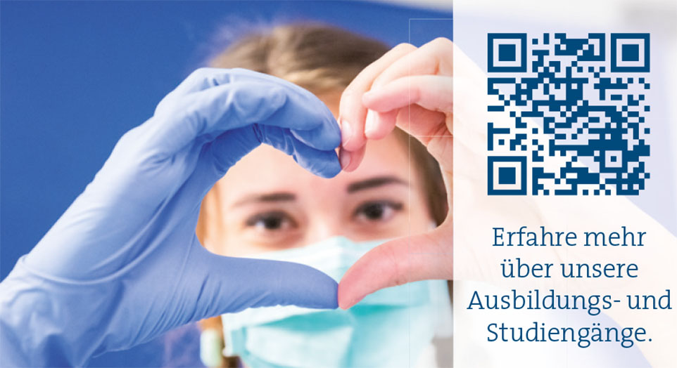Krankenpflegerin formt ihre Finger zu einem Herz Krankenpflegerin formt ihre Finger zu einem Herz