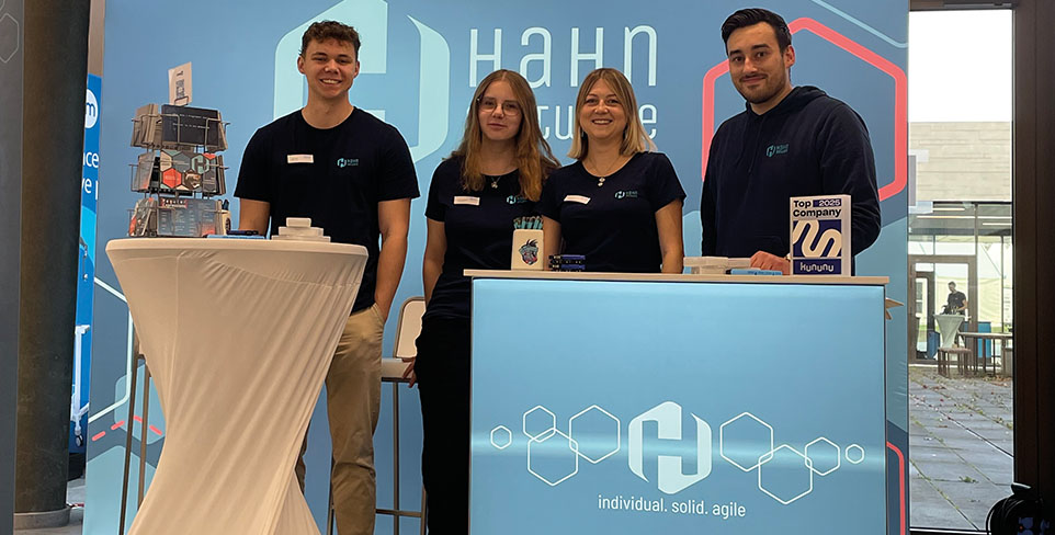 Mitarbeitende der Hahn Softwareentwicklung GmbH am Messestand