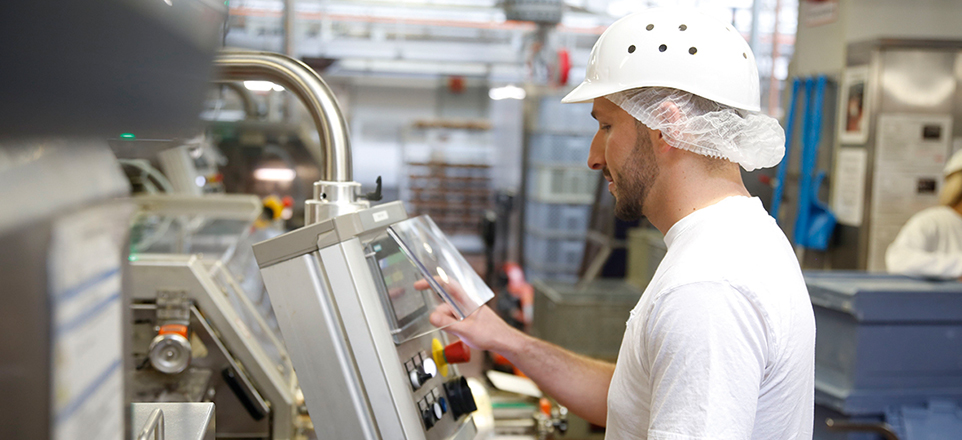 Mitarbeiter an Maschine