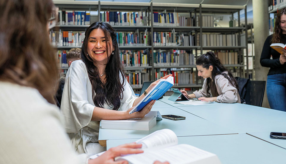 Person in Bibliothek