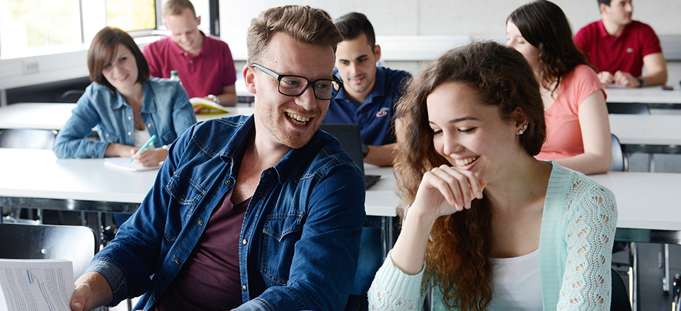 Studenten in einem Hörsaal.