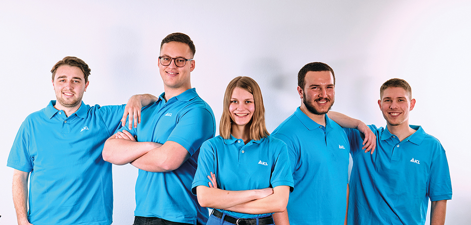 5 Personen in blauen Firmen-T-Shirts