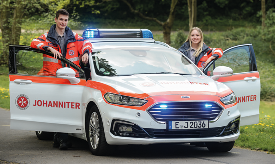 Notfallsanitäter an Notfallsanitätsauto