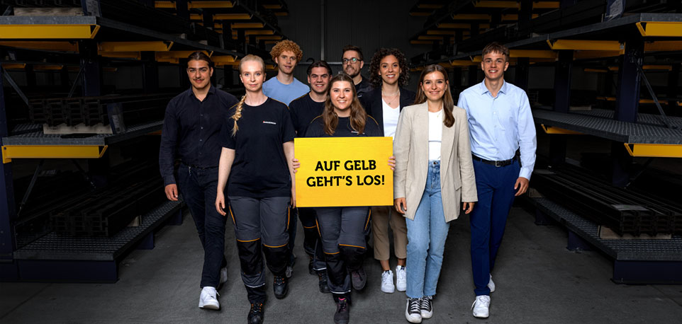 Personengruppe mit gelben Schild: "Auf gelb gehts los!"