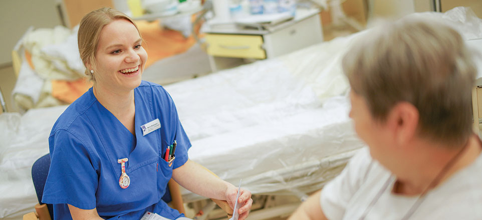 Pflegefachkraft mit Patientin.