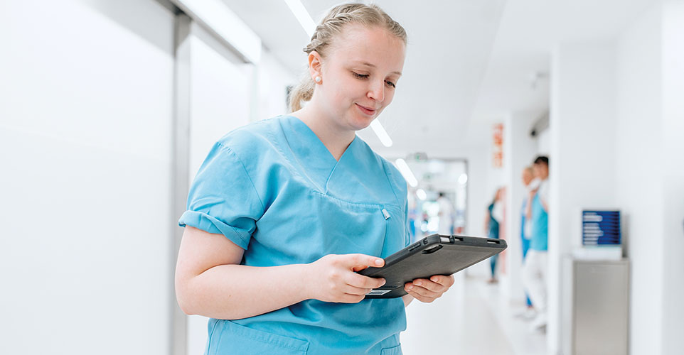 Mitarbeitende Person im Krankenhaus
