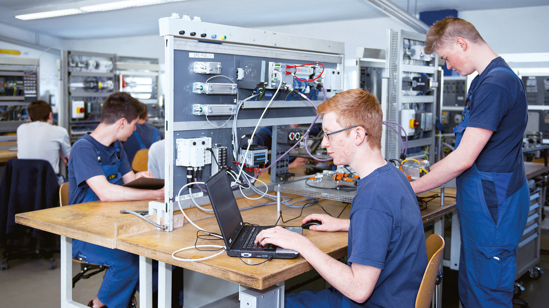 Mitarbeitende der Koenig & Bauer MetalPrint GmbH
