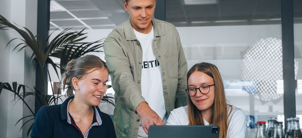 Azubis vor Laptop