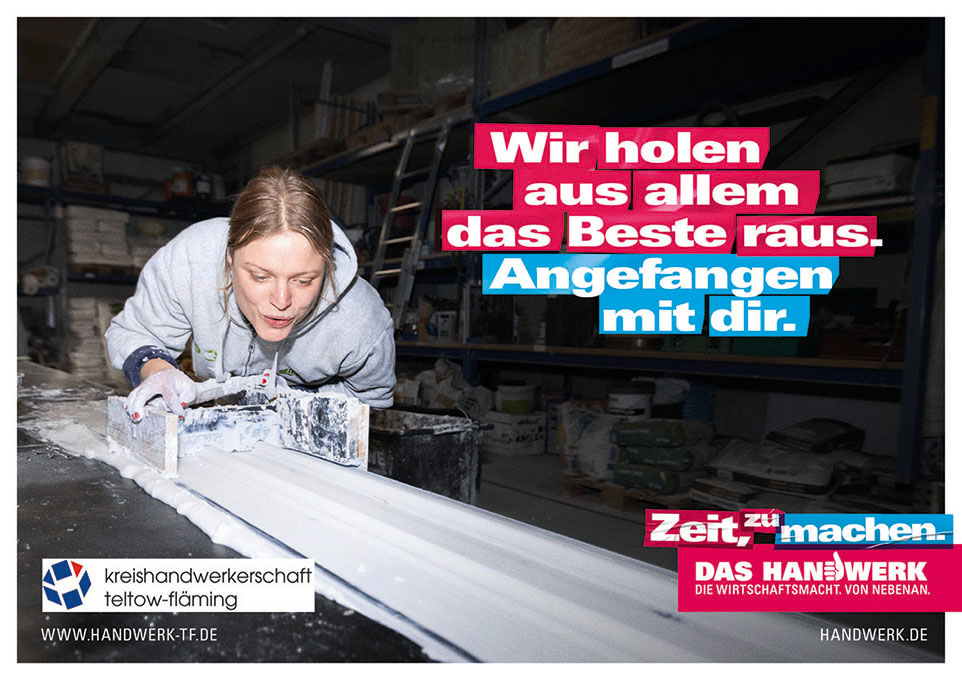 Junge Person im Kapuzenpullover arbeitet an der Werkbank, Bildaufschrift: Wir holen aus allem das Beste raus. Angefangen mit dir.