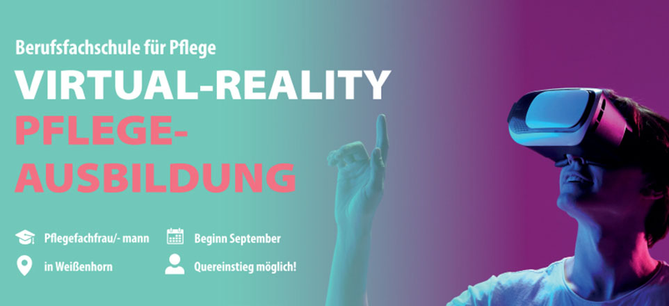 Person mit VR-Brille vor türkis-lilafarbenem Hintergrund, Bildaufschrift: Virtual Reality Pflegeausbildung