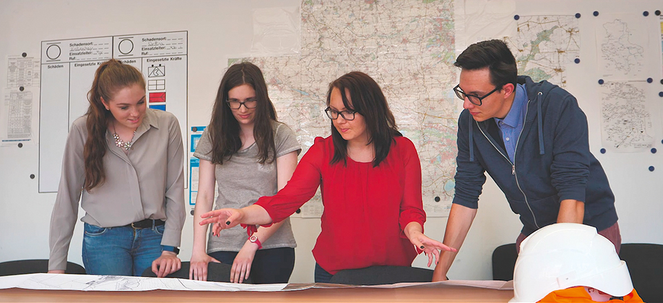 Arbeitsgruppe diskutiert am Tisch über Projekt