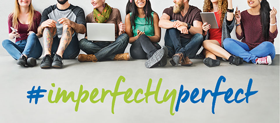 #imperfektlyperfekt – verschiedene Personen sitzen zusammen