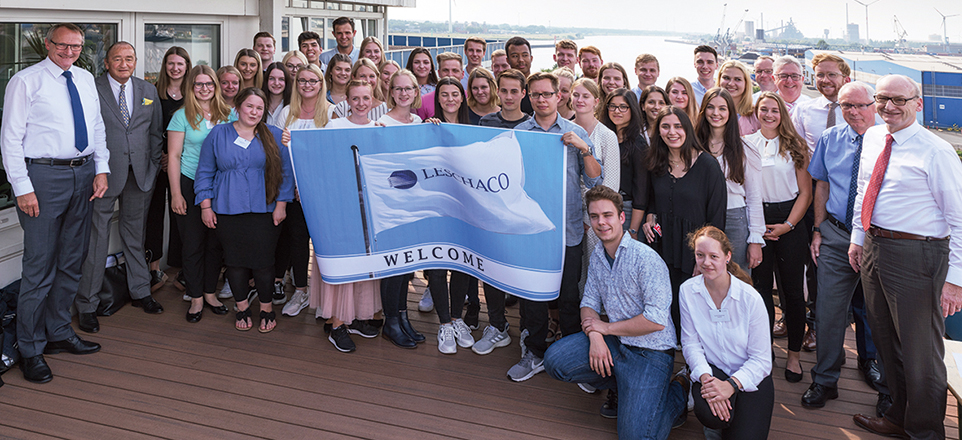 Teamfoto der Auszubildenden der Leschaco Gruppe auf einem Schiff