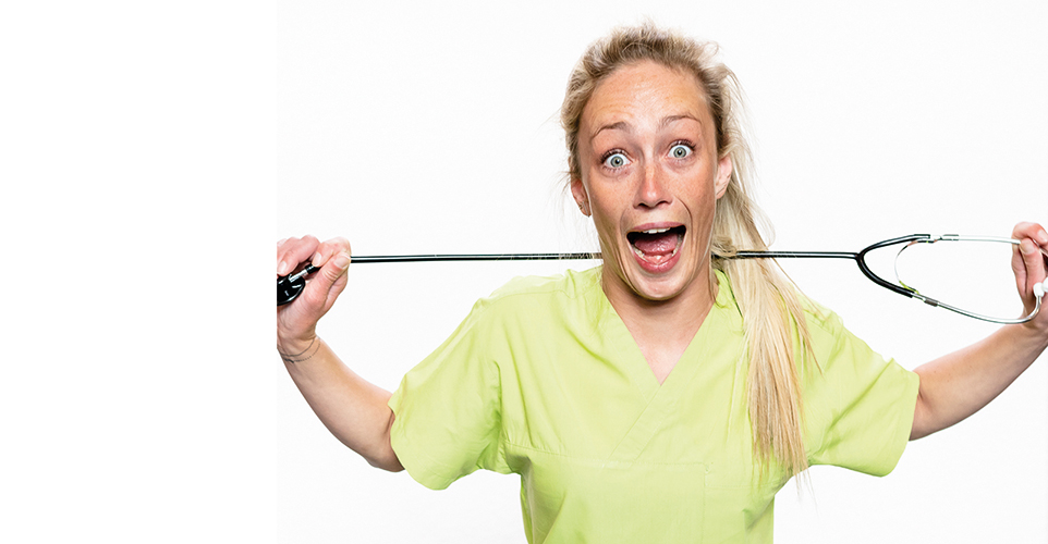 Frau die sich freut mit Tennisschläger in den Händen