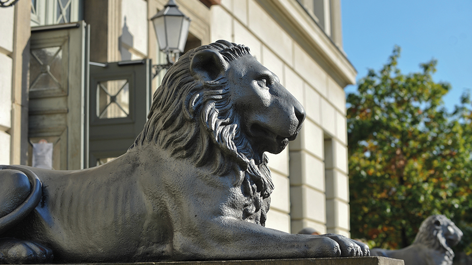 Löwenfigur vor Universitätsgebäude
