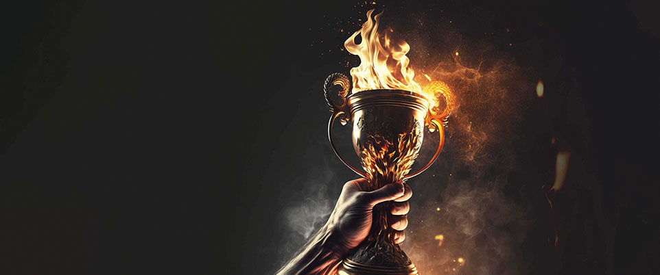 Hand mit einem brennenden Pokal