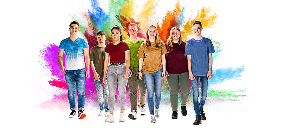 Personengruppe vor verschiedenen Farben.